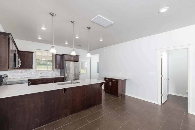 Building Photo - 483 Sang