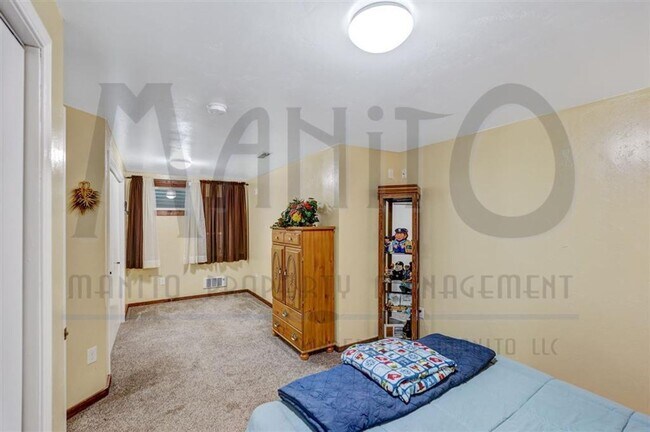 Building Photo - **COMING SOON** Spacious South Hill Rancher