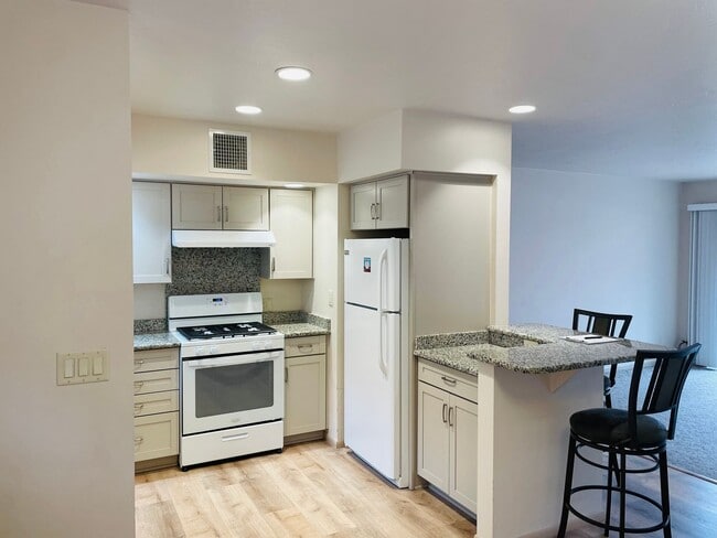 Building Photo - 230 Arroyo Sienna Dr