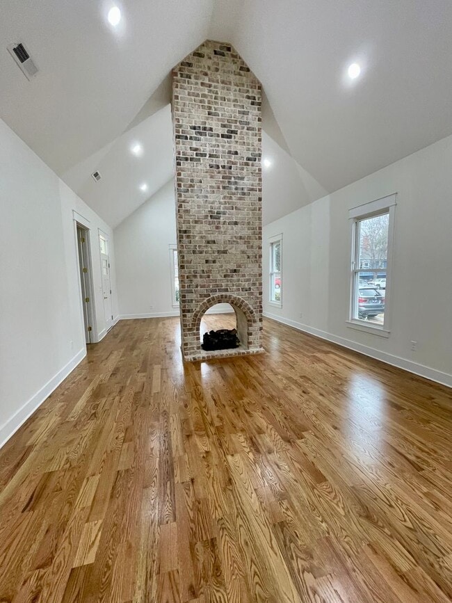 Building Photo - 323 50th Ave N