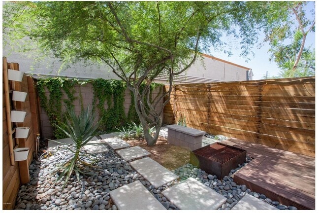 Building Photo - 727 E Portland St