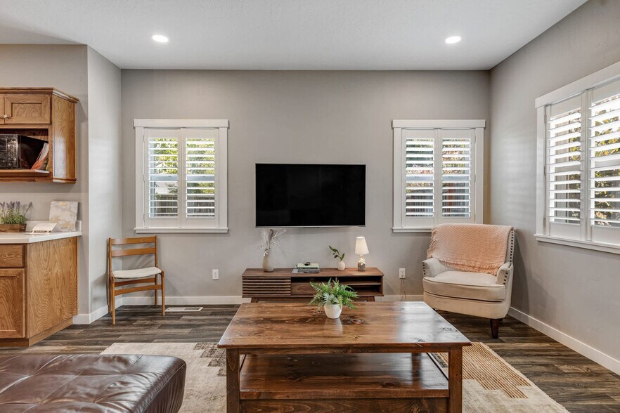 Building Photo - 1800 W Idaho St