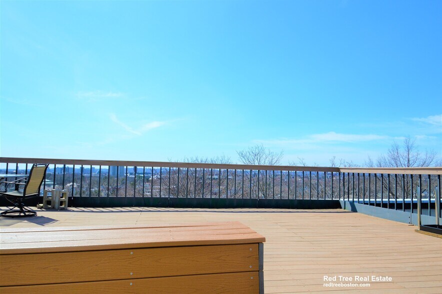 Building Photo - 35 Belmont St