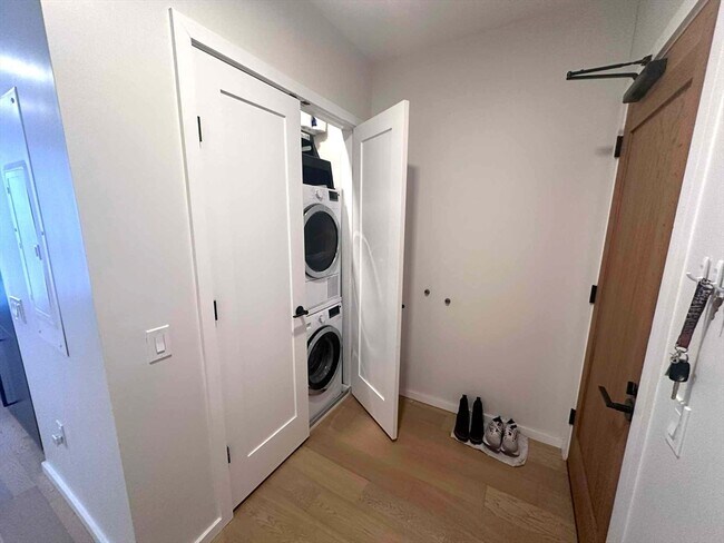 Building Photo - 9-11 Burney St