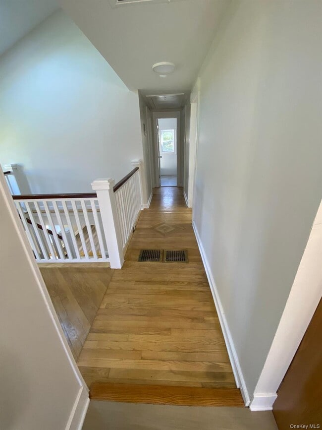 Building Photo - 459 Clove Rd