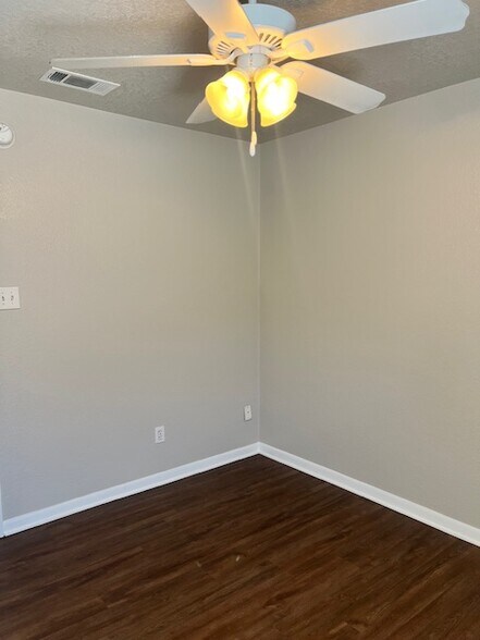 Building Photo - 2103 Agate Dr