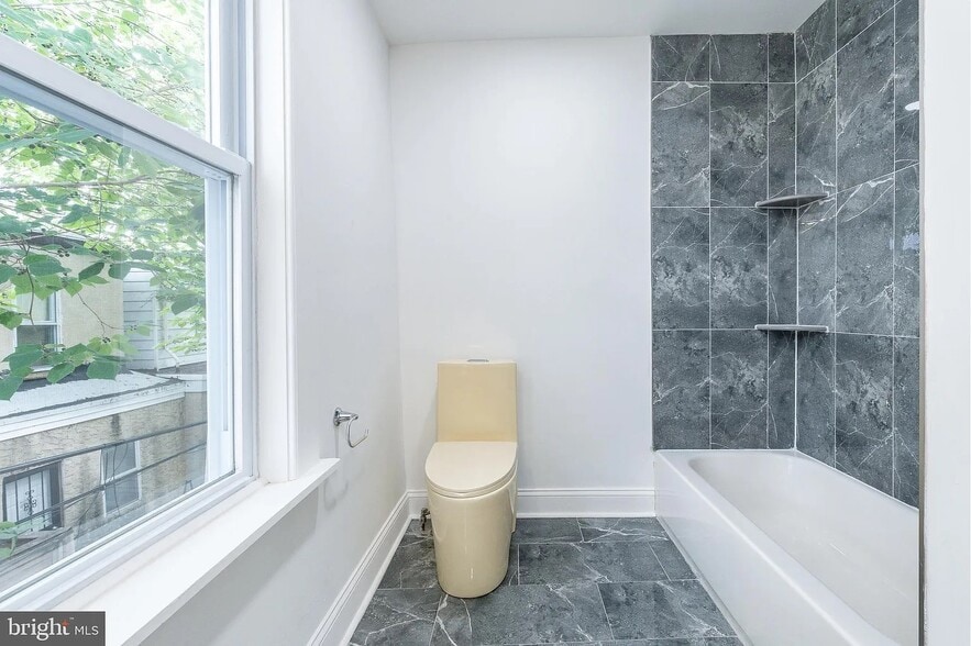 Building Photo - 2133 Latona St