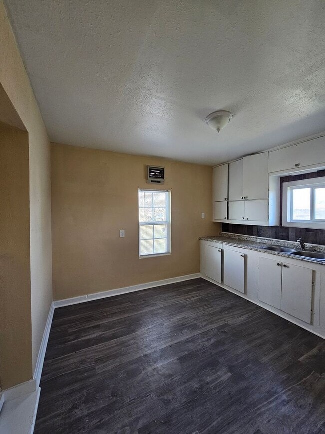 Building Photo - 2x1 Home Available Now