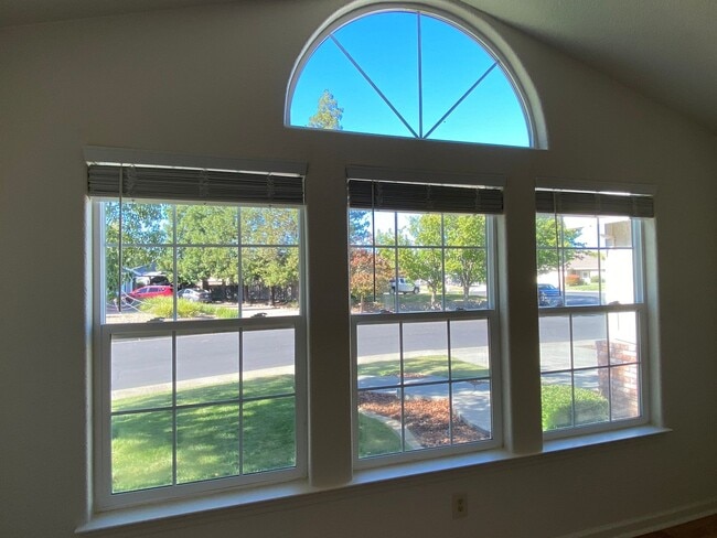 Building Photo - Vacaville 3bed/2bath home! Open floor plan...