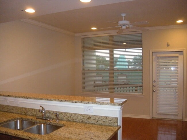 Building Photo - PRE-LEASE NORTH CAMPUS LUXURY 3 BEDROOM AUGUST