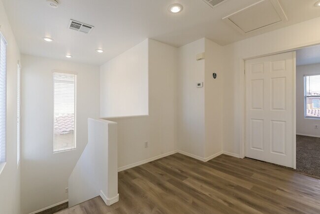 Building Photo - 978 Medina De Leon Ave