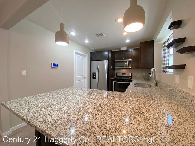 Building Photo - 4 br, 3.5 bath House - 4004 Camelot Height...