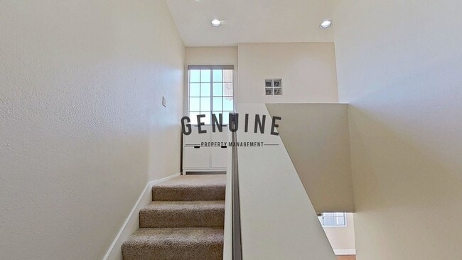 Building Photo - Dual Master Two Bedroom Townhouse in Gated...