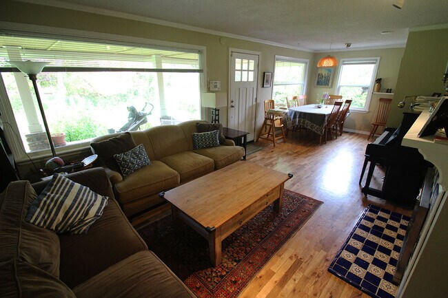 Building Photo - RENOVATED 3 BEDROOM SEATTLE HOME FOR RENT W LARGE, PRIVATE CORNER LOT!