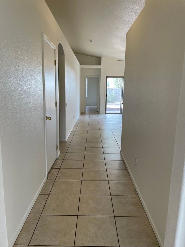 Building Photo - Large 3 Bedroom! Master Bedroom w/ Sitting Room!