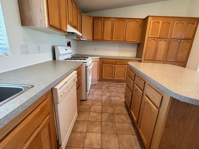 Building Photo - Charming Country property - 2 Bed/ 2 Bath with office- Home with Scenic Views and Land