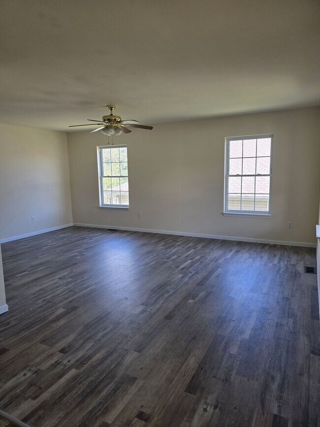 Building Photo - Beautiful Move in ready House!