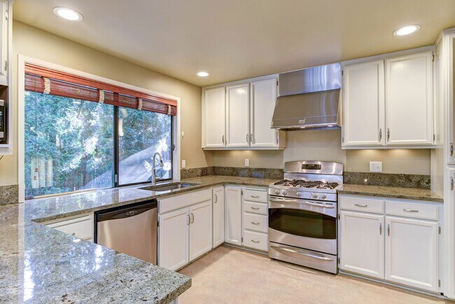 Building Photo - 5180 Highland Dr