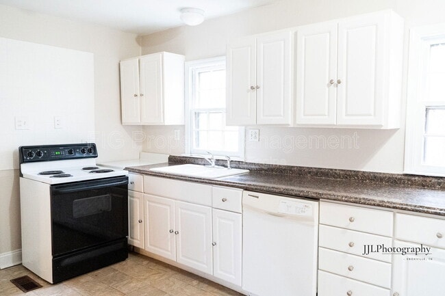 Building Photo - 716 E Oldham Ave