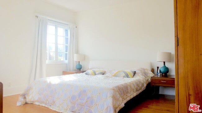 Building Photo - 2417 Walgrove Ave