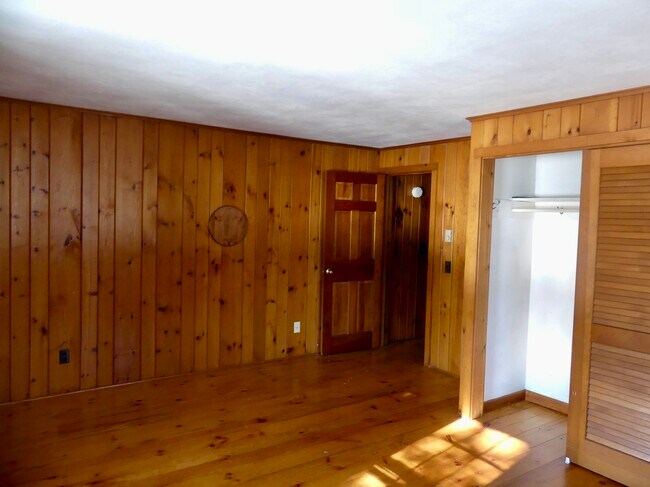 Building Photo - 82 River Rd