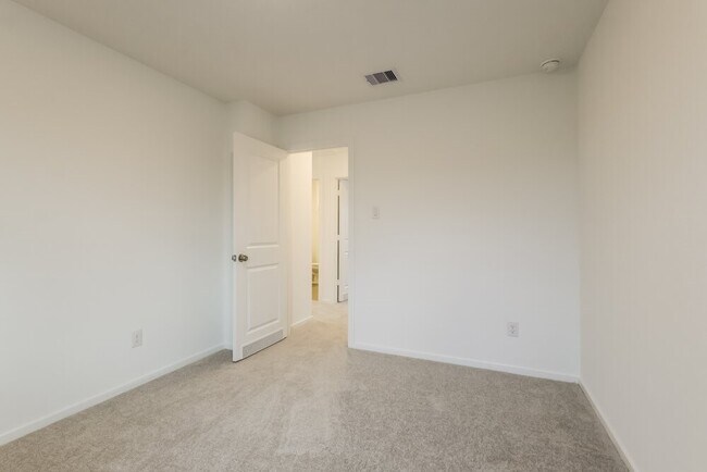 Building Photo - 605 Craven St