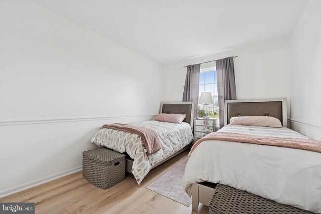 Building Photo - 422 Wendover Dr