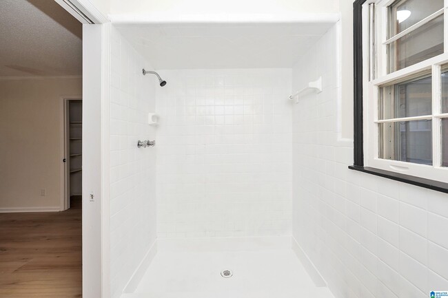 Building Photo - 3338 Crescent Dr