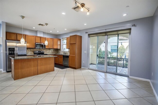 Building Photo - 2938 St Thomas Dr