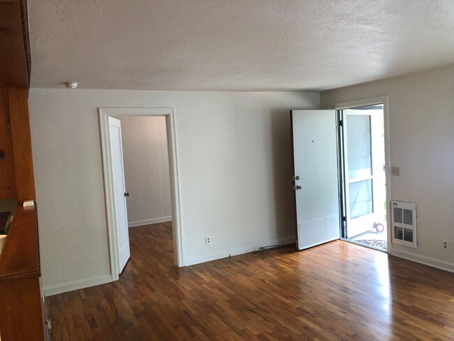 Building Photo - 2 bedroom 1 bathroom duplex in Eugene!