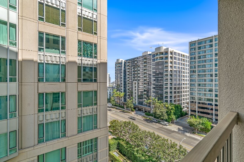 Building Photo - 10747 Wilshire Blvd