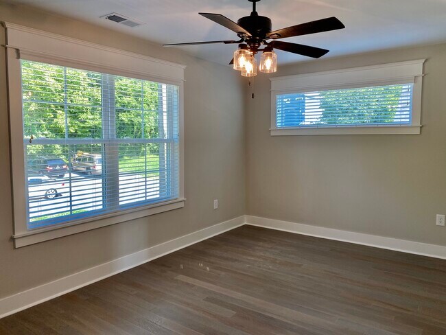 Building Photo - 1001 Thomas Ave