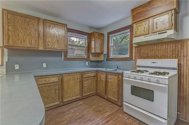 Building Photo - 607 E 15th St