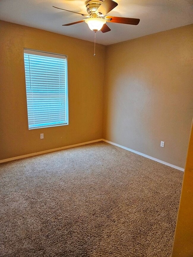 Building Photo - Spacious Golf Course Area Home with 4 Bedr...