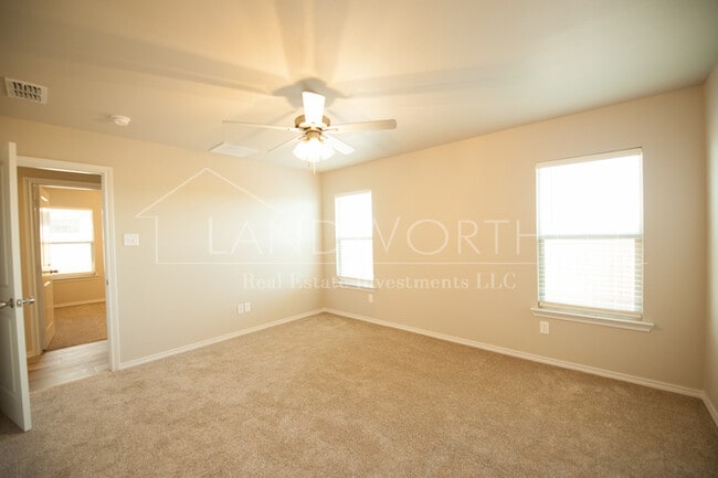 Building Photo - 3/2/2 Townhome near high school