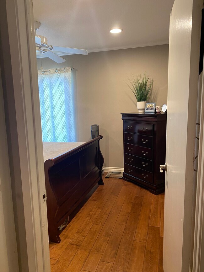 Building Photo - 500 S Oak Knoll Ave