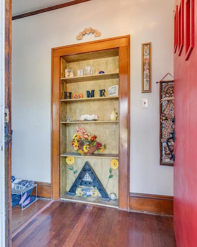 Building Photo - Coming Soon!! Charming 3 bed 2 Bath | Sunroom + Garage + Patio | Summer Special !