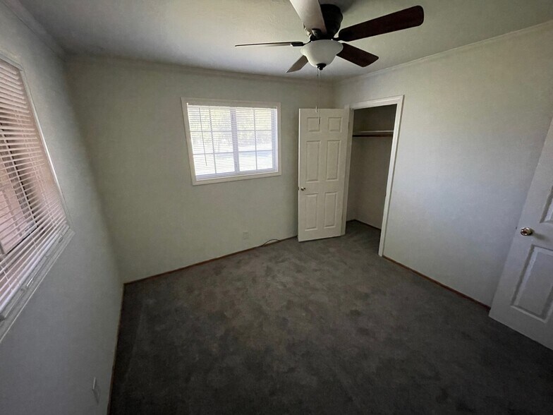 Building Photo - 8572 Oak Ave