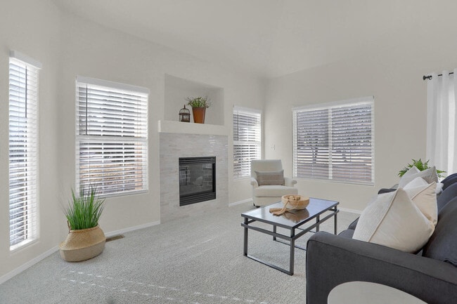 Gas Fireplace in Living Room - 5512 Sonnet Hts