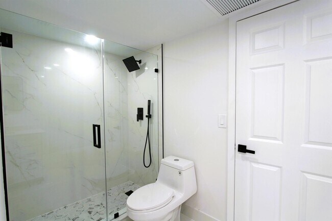 Building Photo - 2890 N Oakland Forest Dr