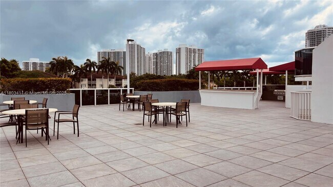 Building Photo - 3675 N Country Club Dr