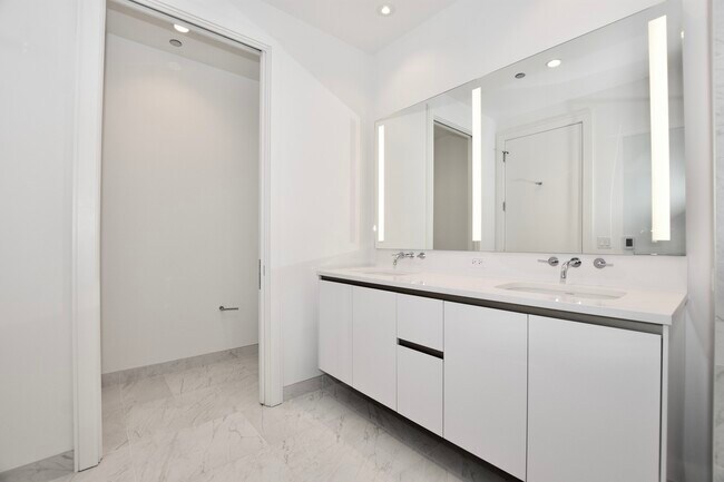 Building Photo - 60 E Randolph St