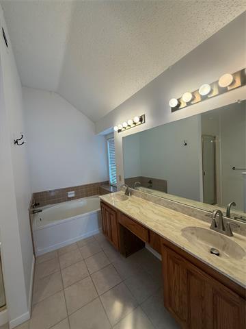 Building Photo - 5210 Manhassett Dr