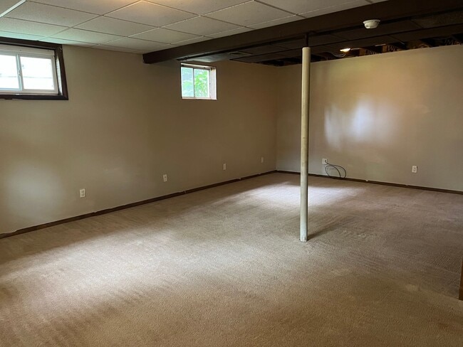 Building Photo - 3 Bedroom 2 Bathroom Iowa City Home!