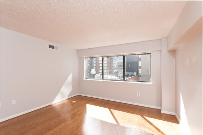 Building Photo - Logan Circle Condo | 1 Bed | 1 Bath | 625 Sf