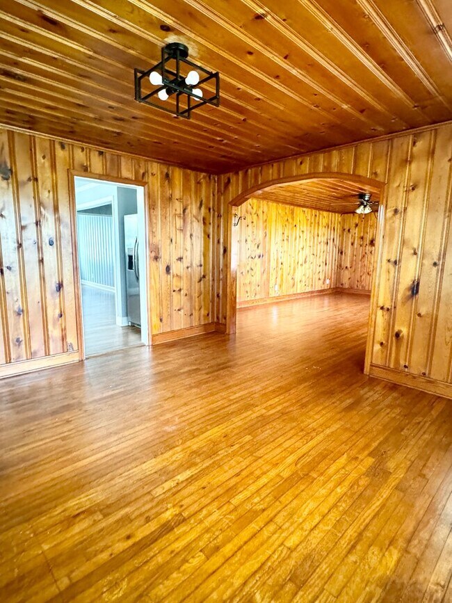 Building Photo - Move in ready! Fully Renovated with attent...