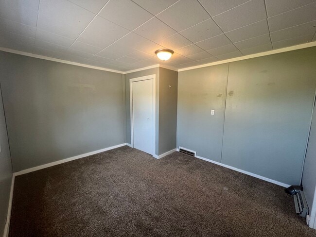 Building Photo - AVAILABLE JUNE - 3 Bed 1 Bath w/ Great View