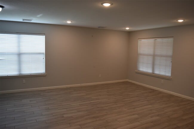 Building Photo - 15510 Liberty Bluff Dr