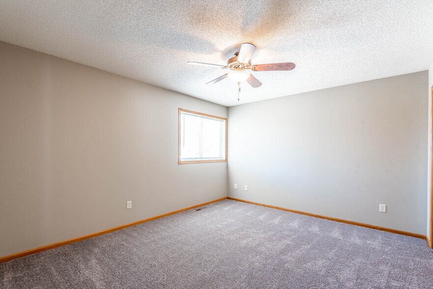 Building Photo - 220 Lakeview Dr