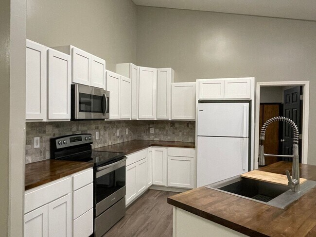 Building Photo - Newly Renovated Home